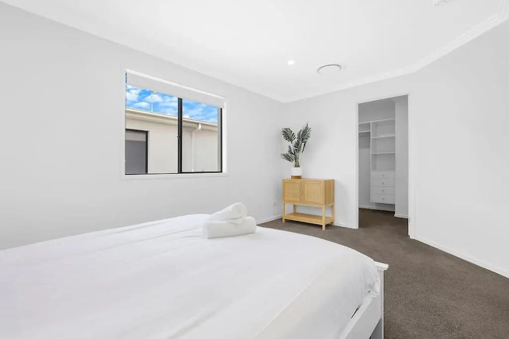 Canal Bliss 4Br Waterfront Hope Island Home Gold Coast
